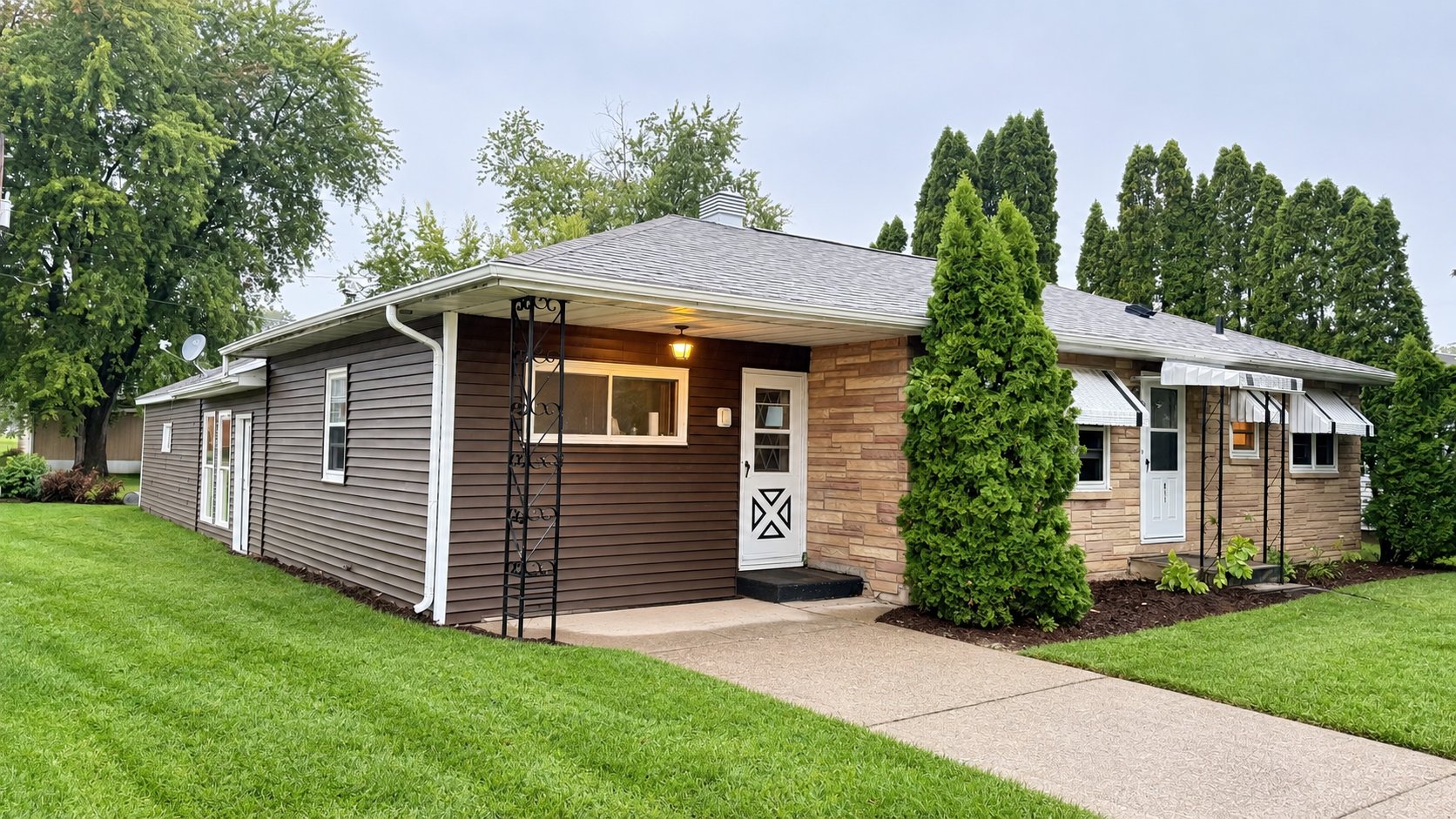 Mauston House: 811 Hickory St