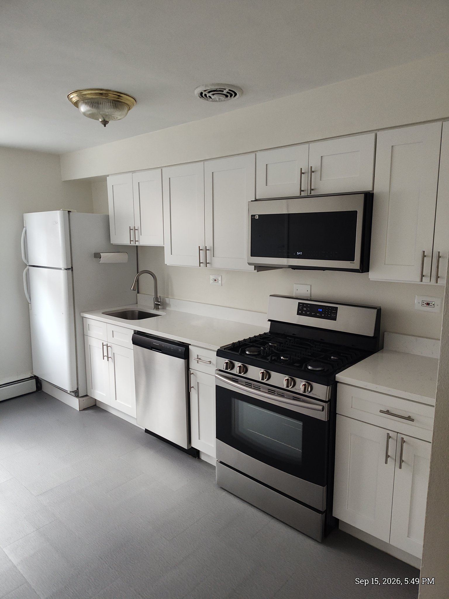 Chicago Apartment: 1658 Pratt