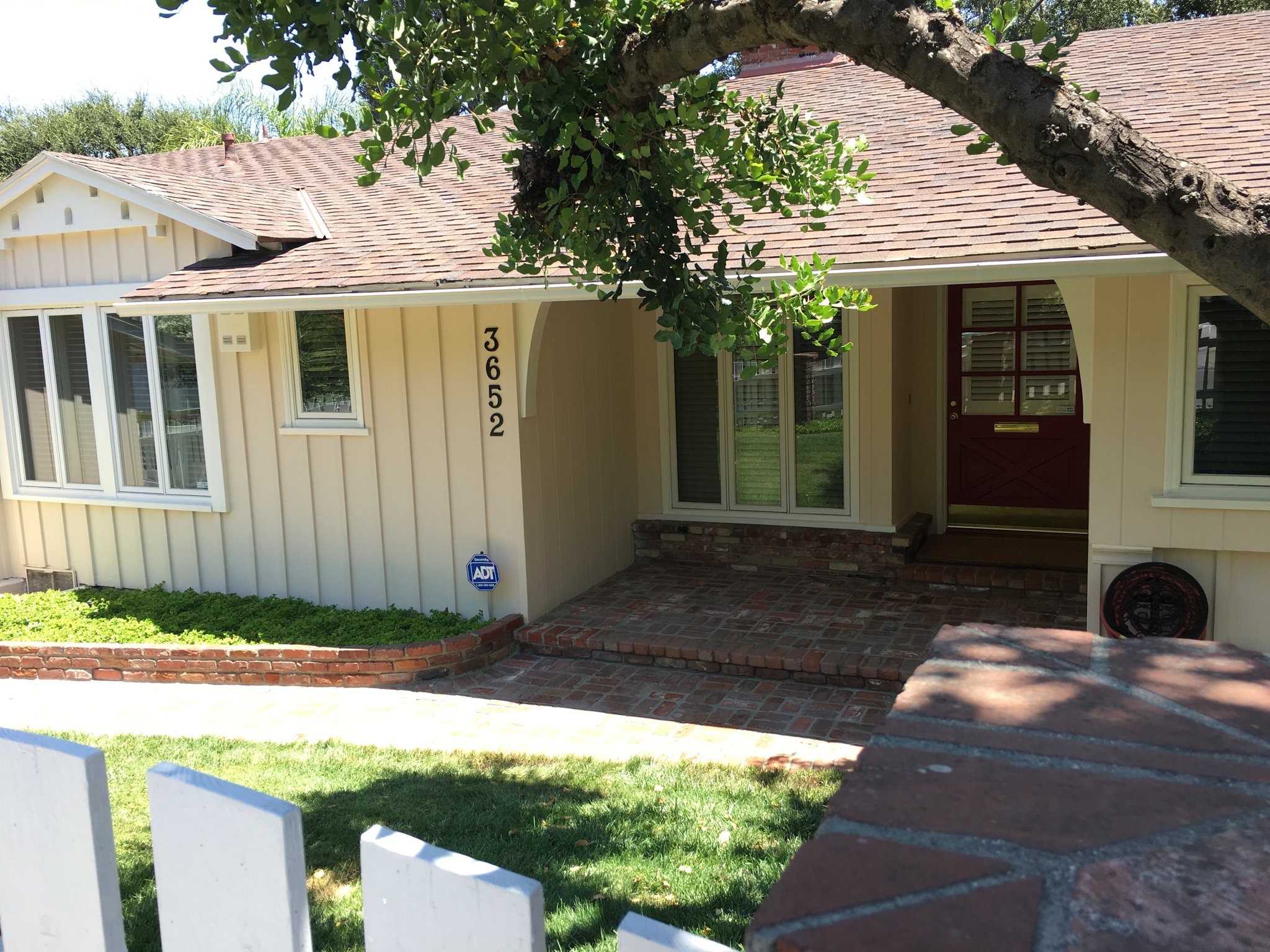 Sherman Oaks House: 3652 Woodcliff Rd