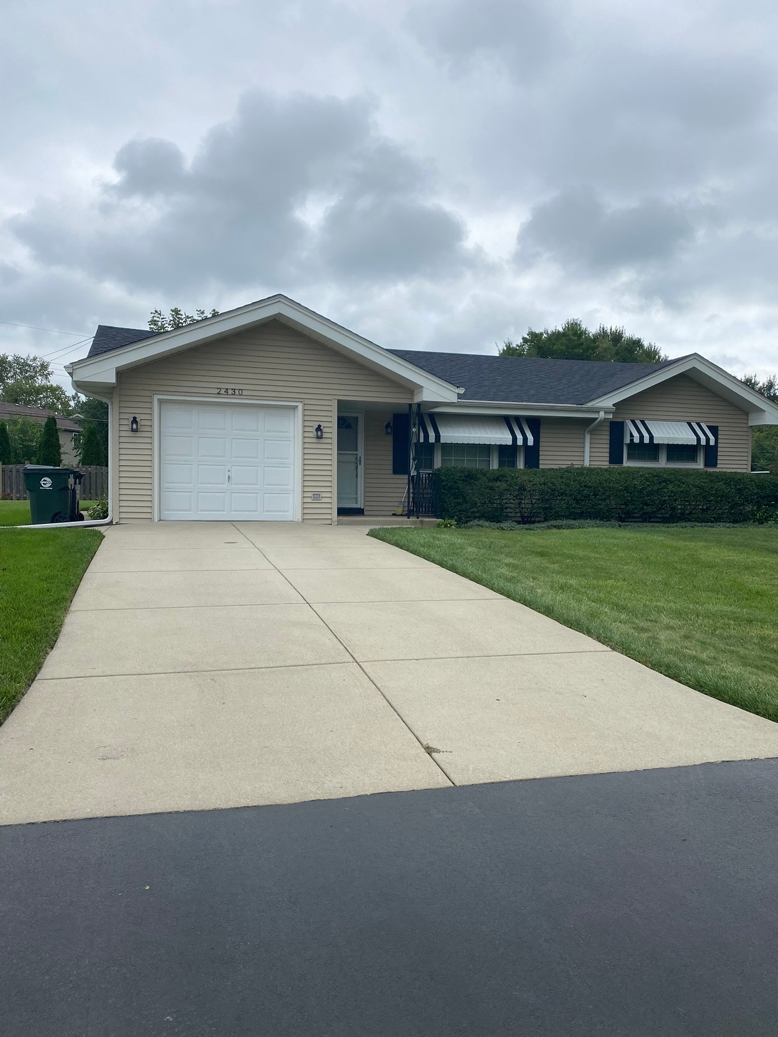 Linderhurst House: 2430 E Grand Cir