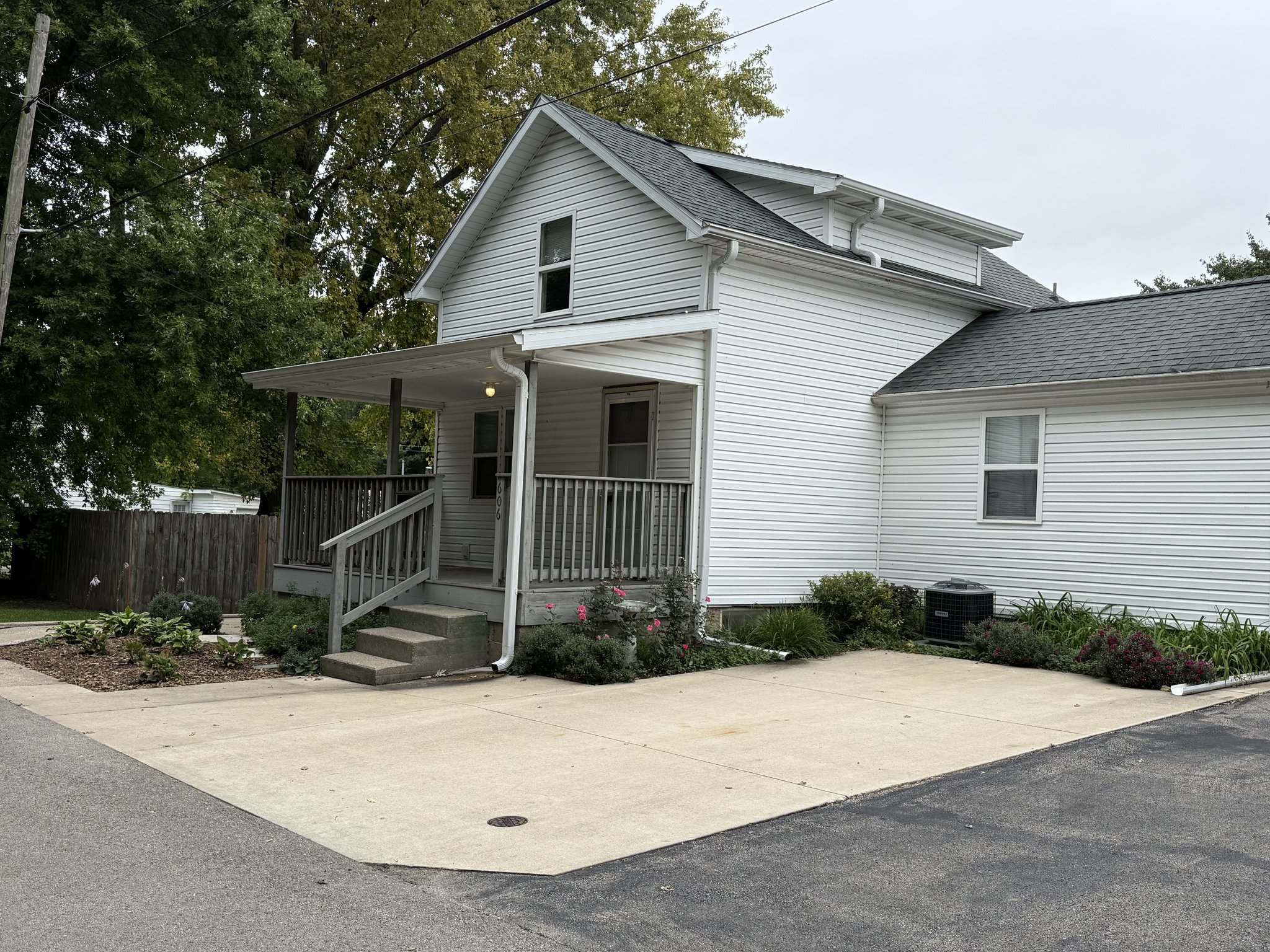 Dixon House: 606 Monroe Ave