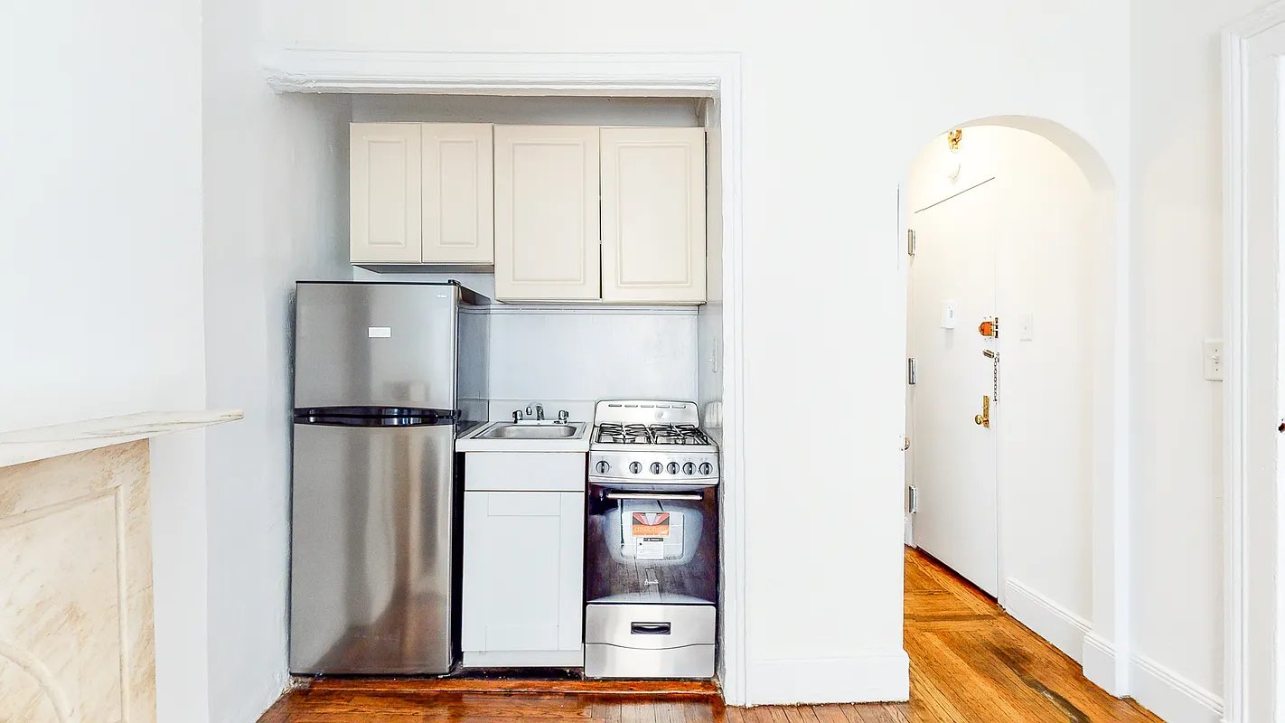 New York Apartment: 147 East 72nd St
