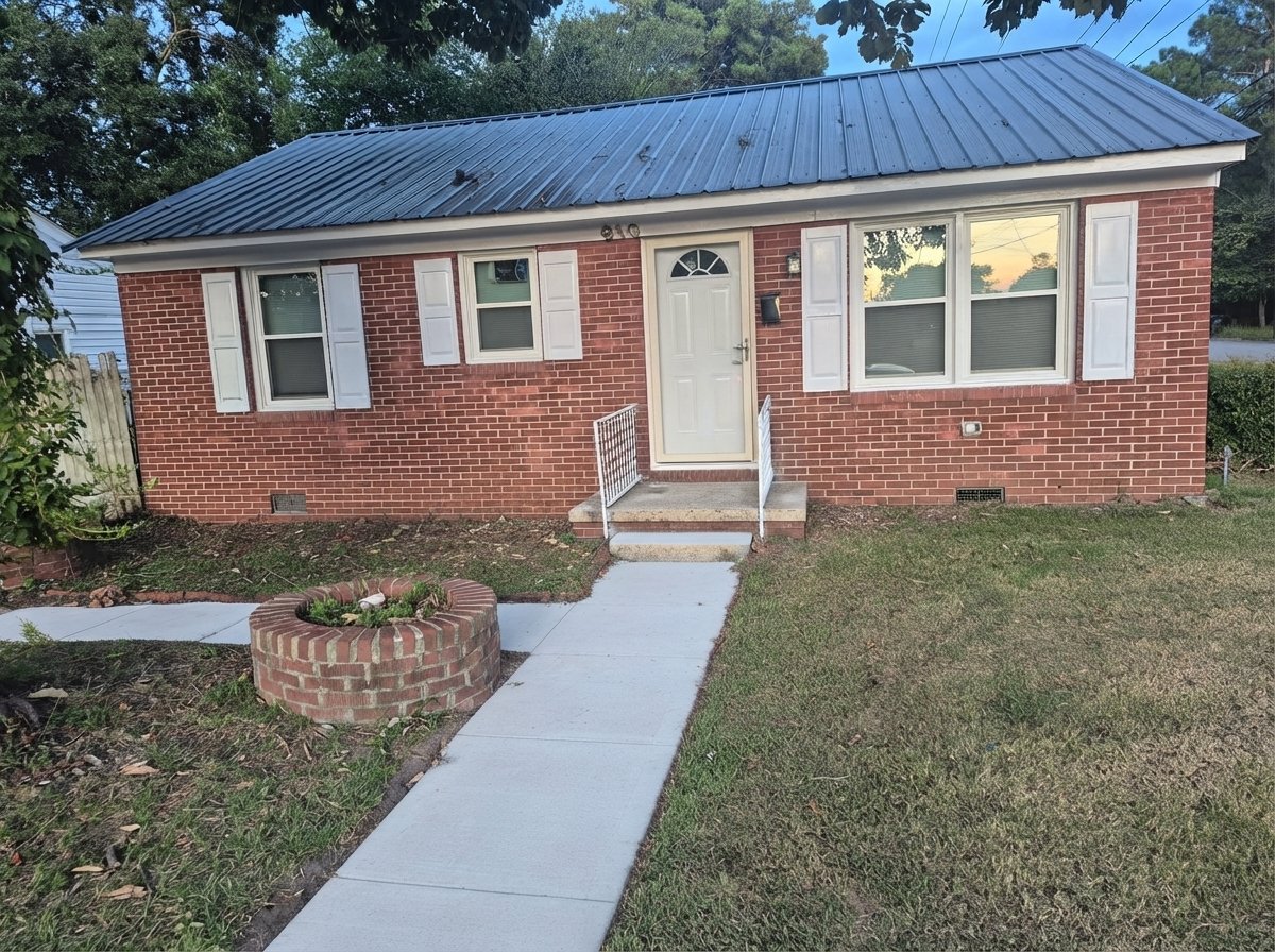 Goldsboro House: 910 Hopkins St