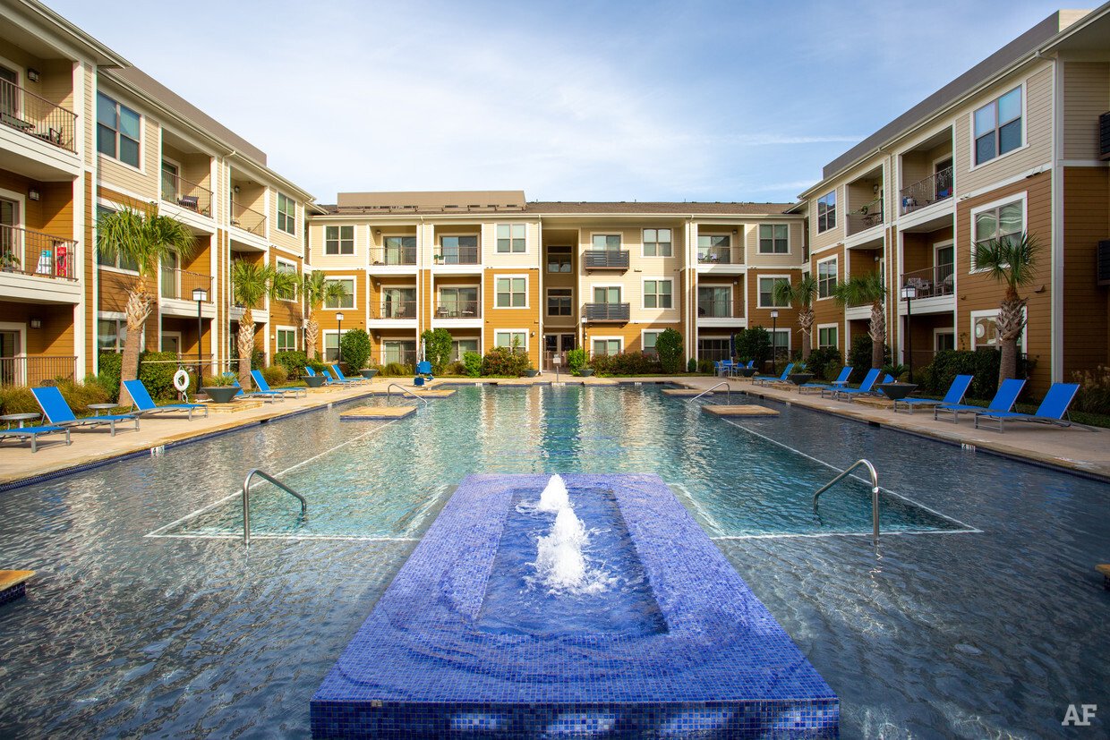 Austin Apartment: 515 E Slaughter ln
