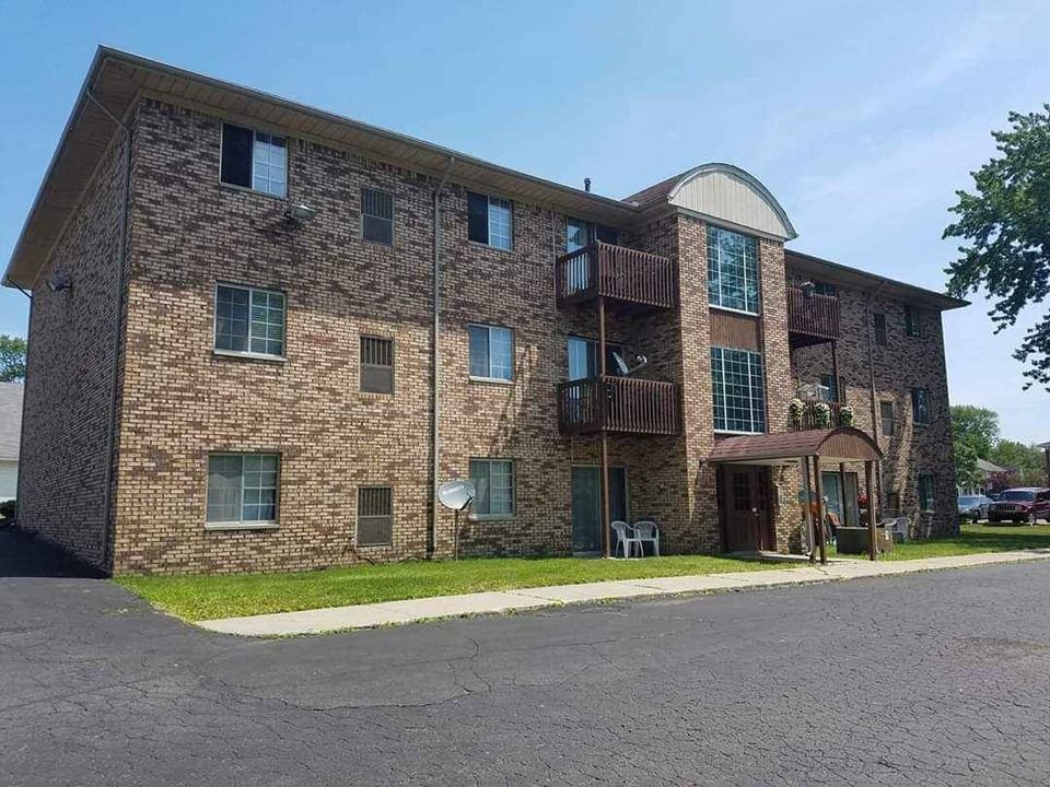Rockwood Apartment: 22137 Huron River Dr