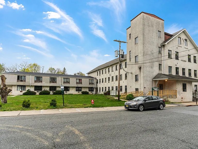 Washington Apartment: 7 Railroad Ave