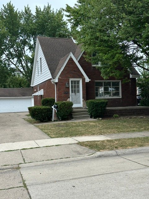 Eastpointe House: 15346 Camden Ave