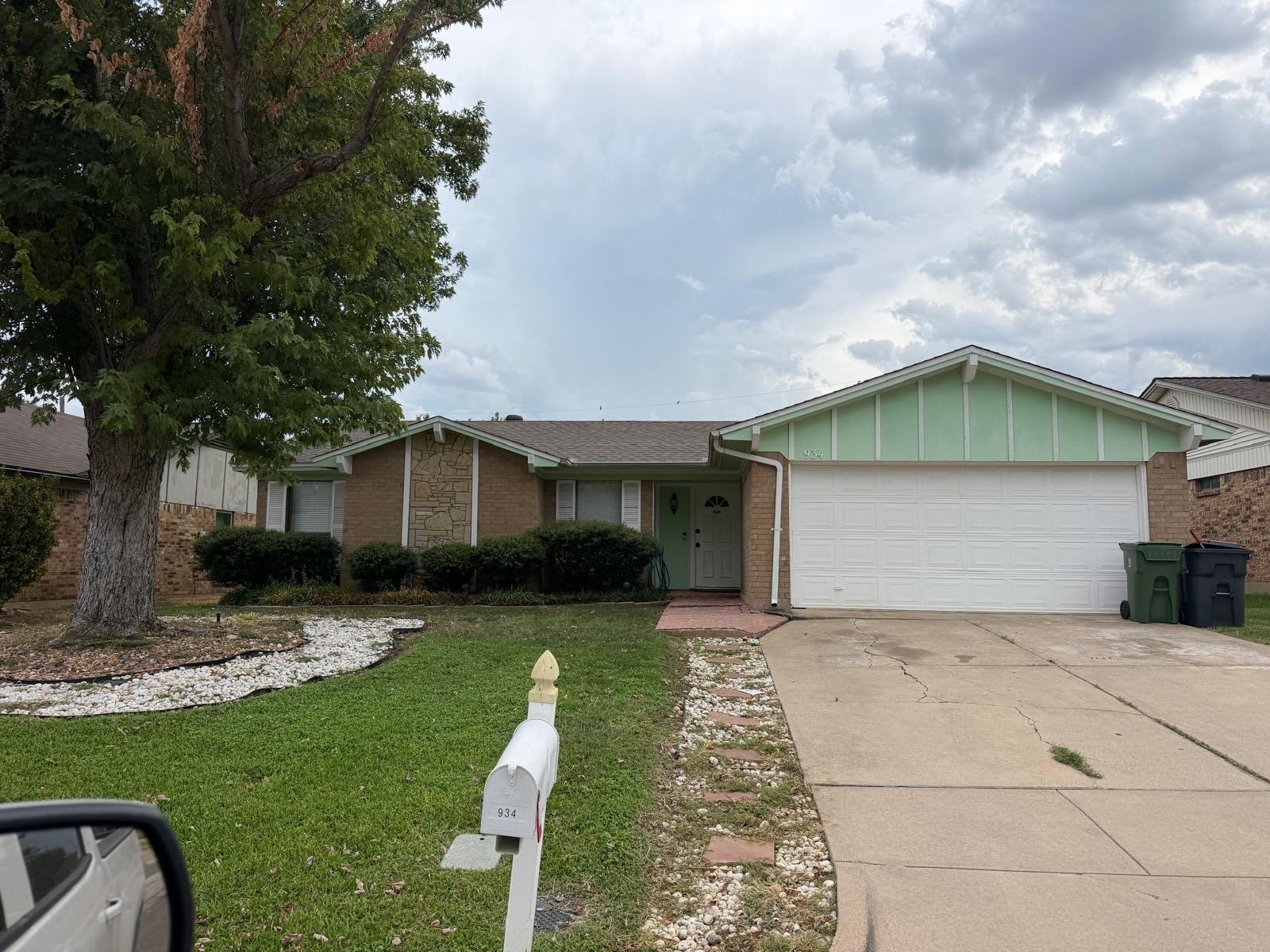 Arlington House: 934 Flagstone Dr