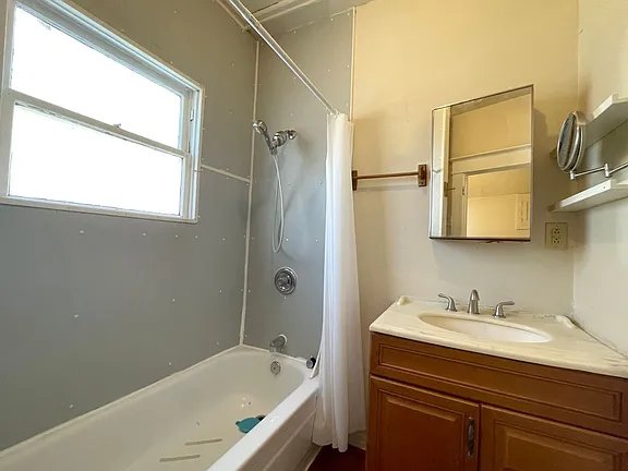 Portland House: 903 NE Prescott St