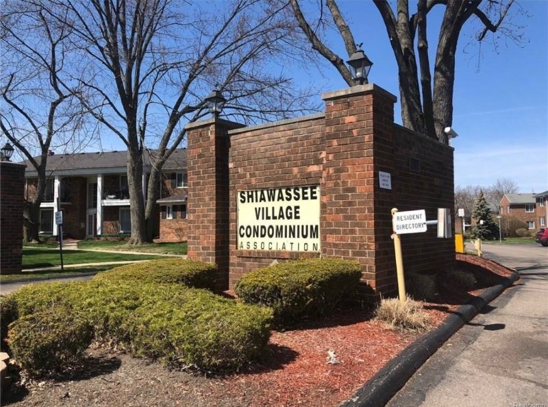 Southfield Condo: 25341 Shiawassee Cir