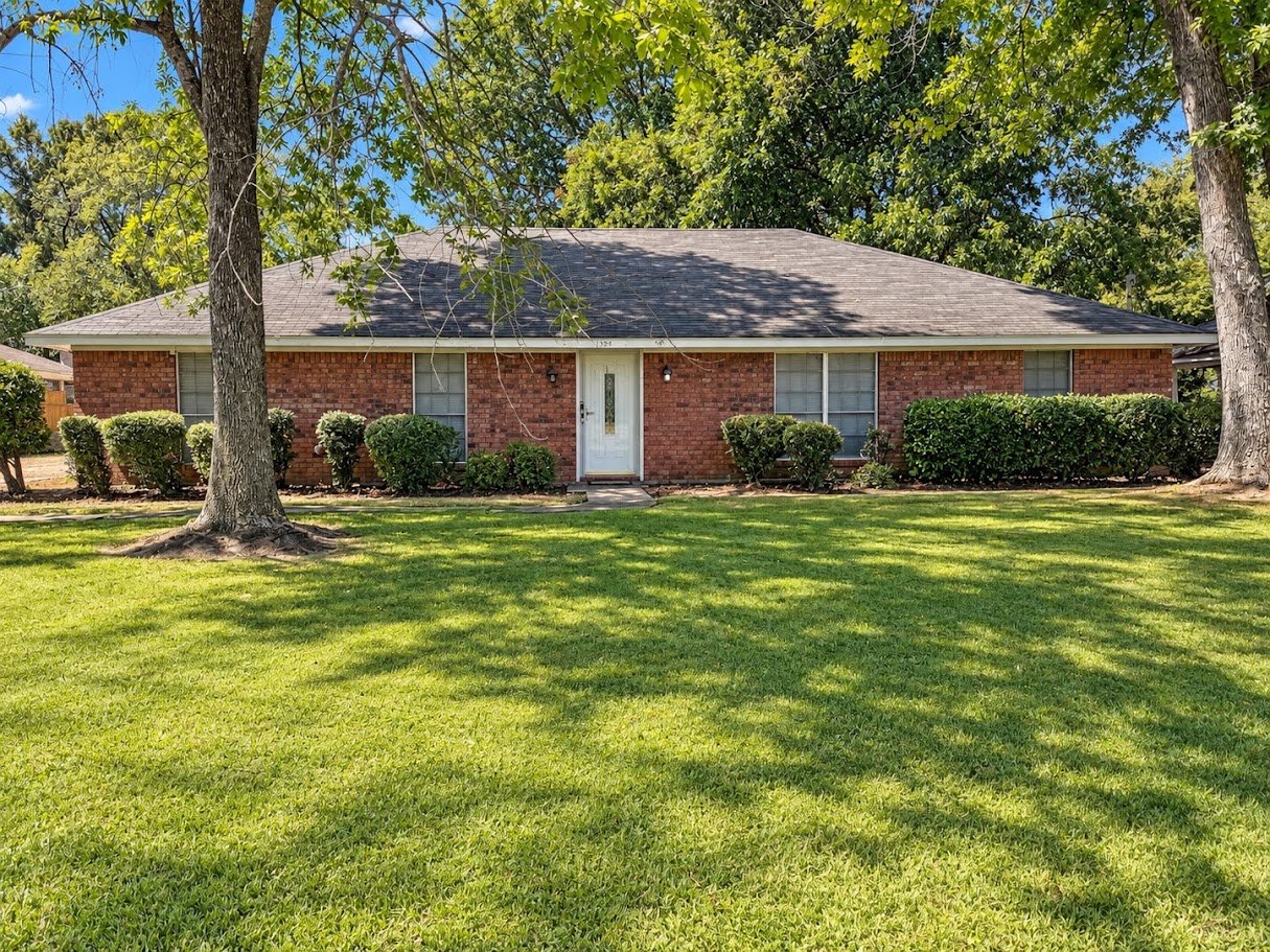 Monroe House: 2107 Oakmont Street