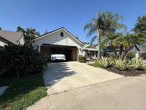 Fresno House: 1854 E Brandywine Ln