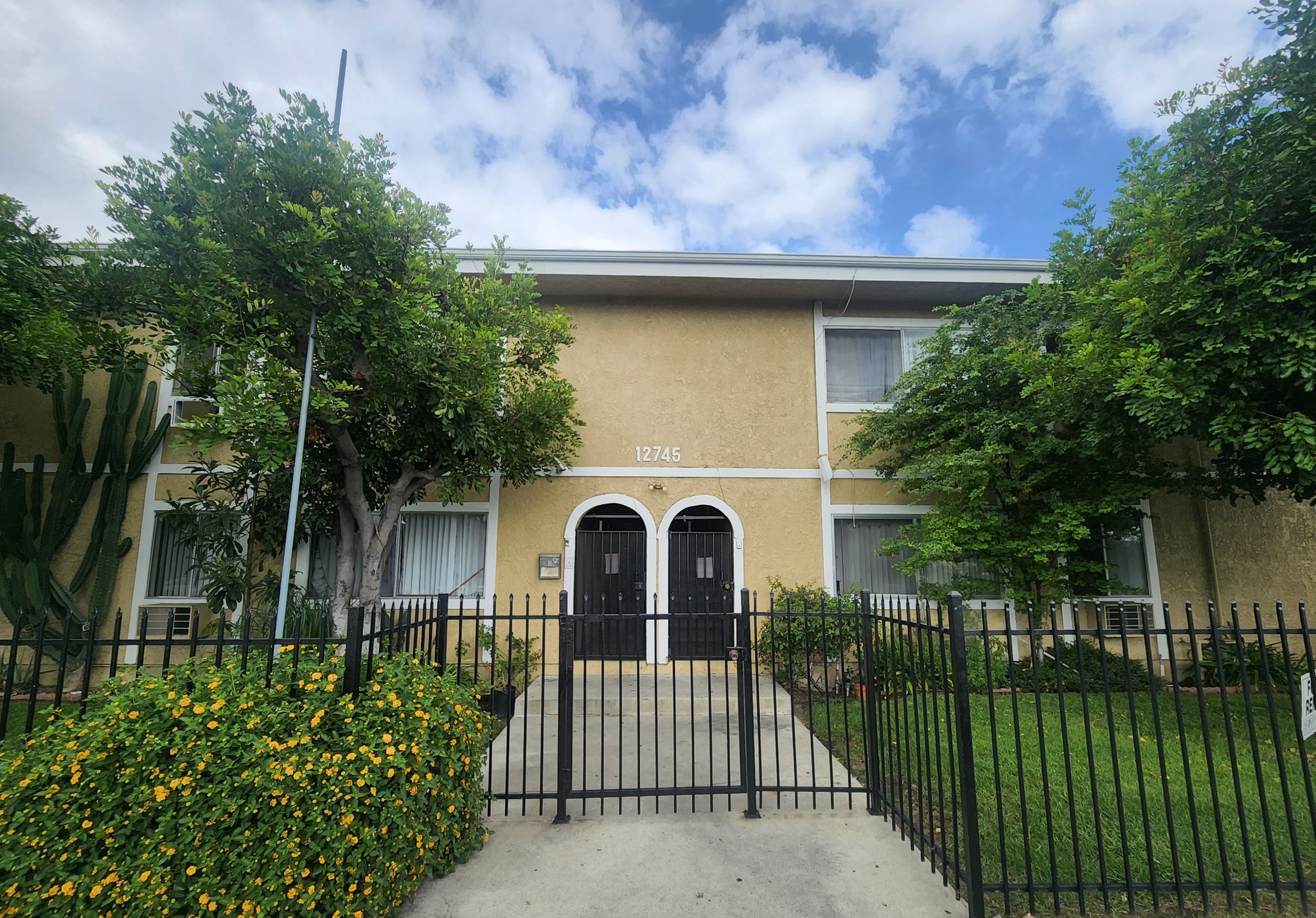 North Hollywood Apartment: 12745 Vanowen Street