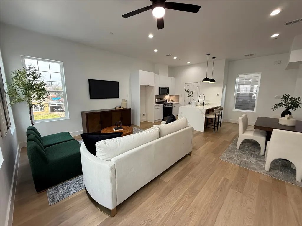 DALLAS Apartment: 629 N Tyler Street