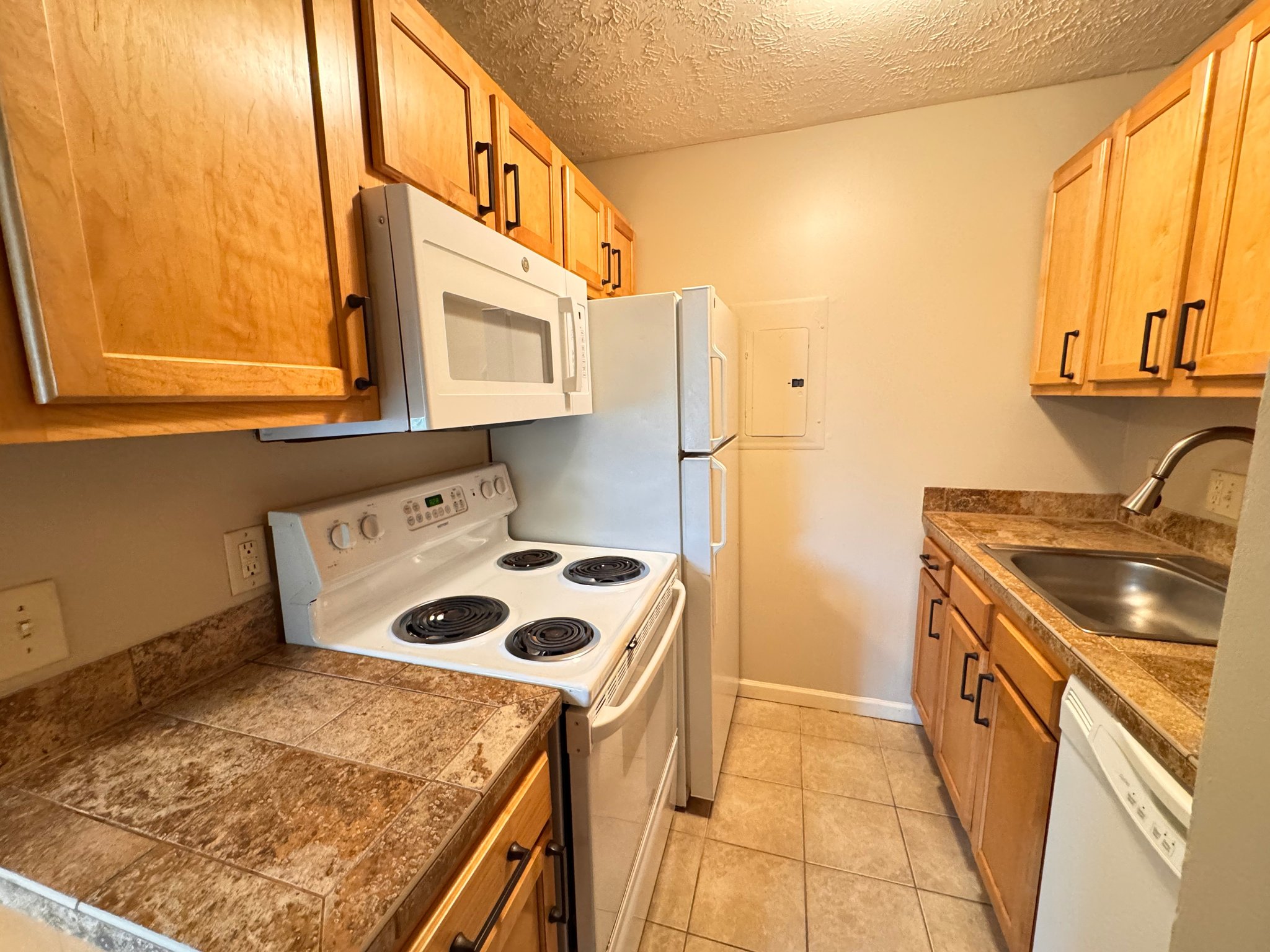 lincoln Apartment: 1518 D street