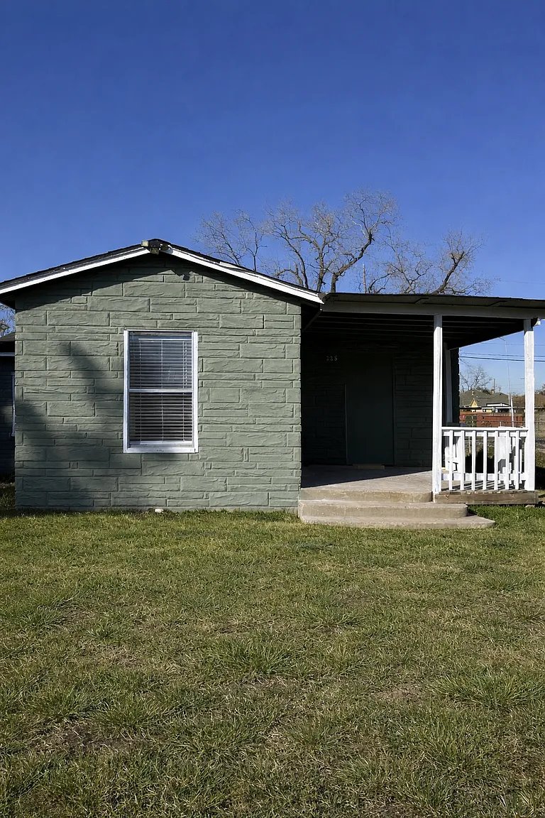 Houston House: 225 Armstrong St
