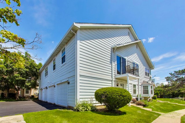 Palatine Townhome: 447 N. Cambridge Dr