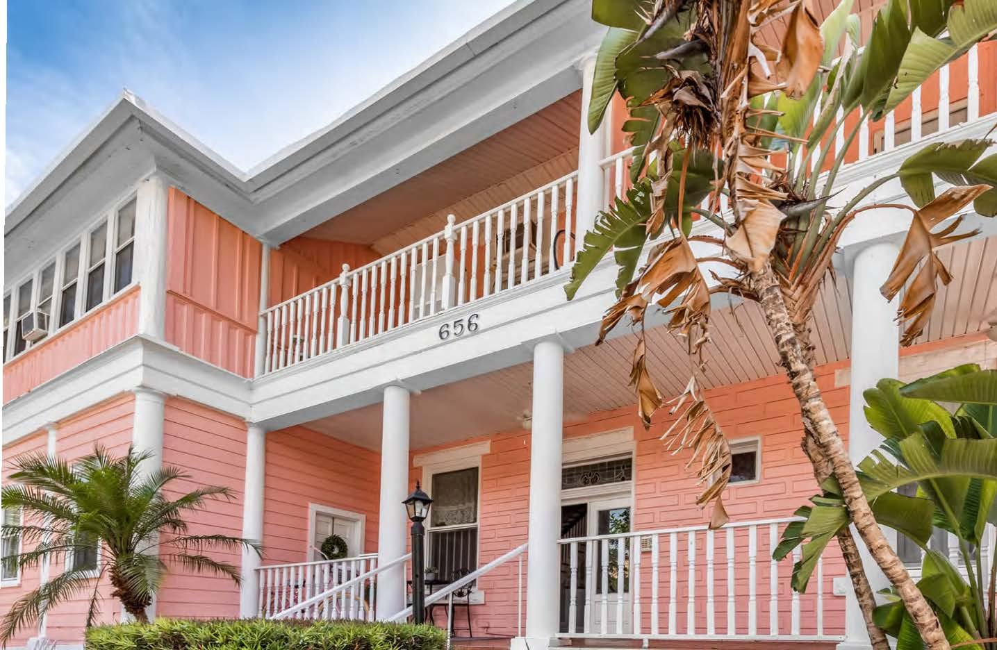 Saint Petersburg Apartment: 656 Beach Dr NE