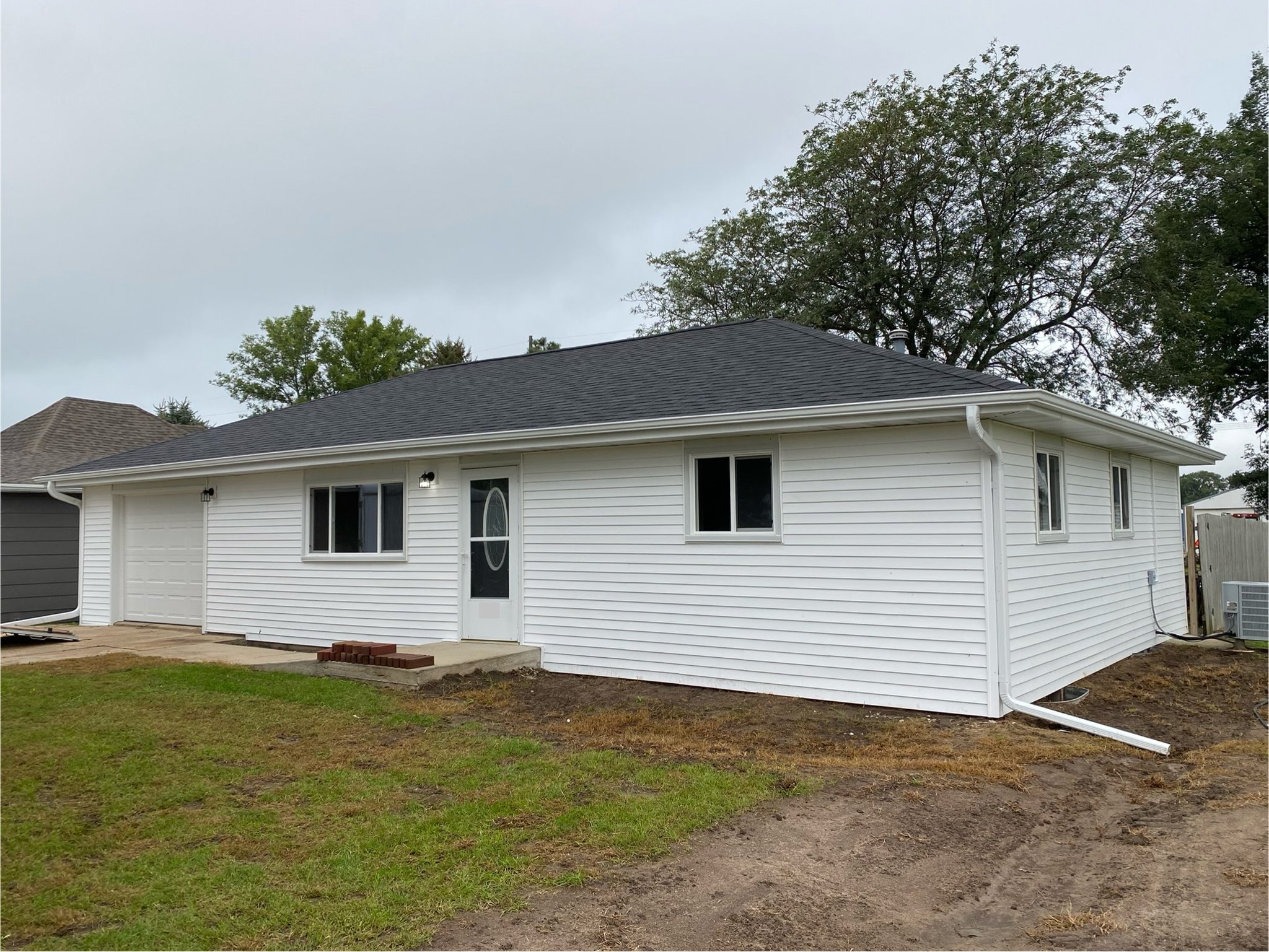 Plainview House: 208 N 9th St