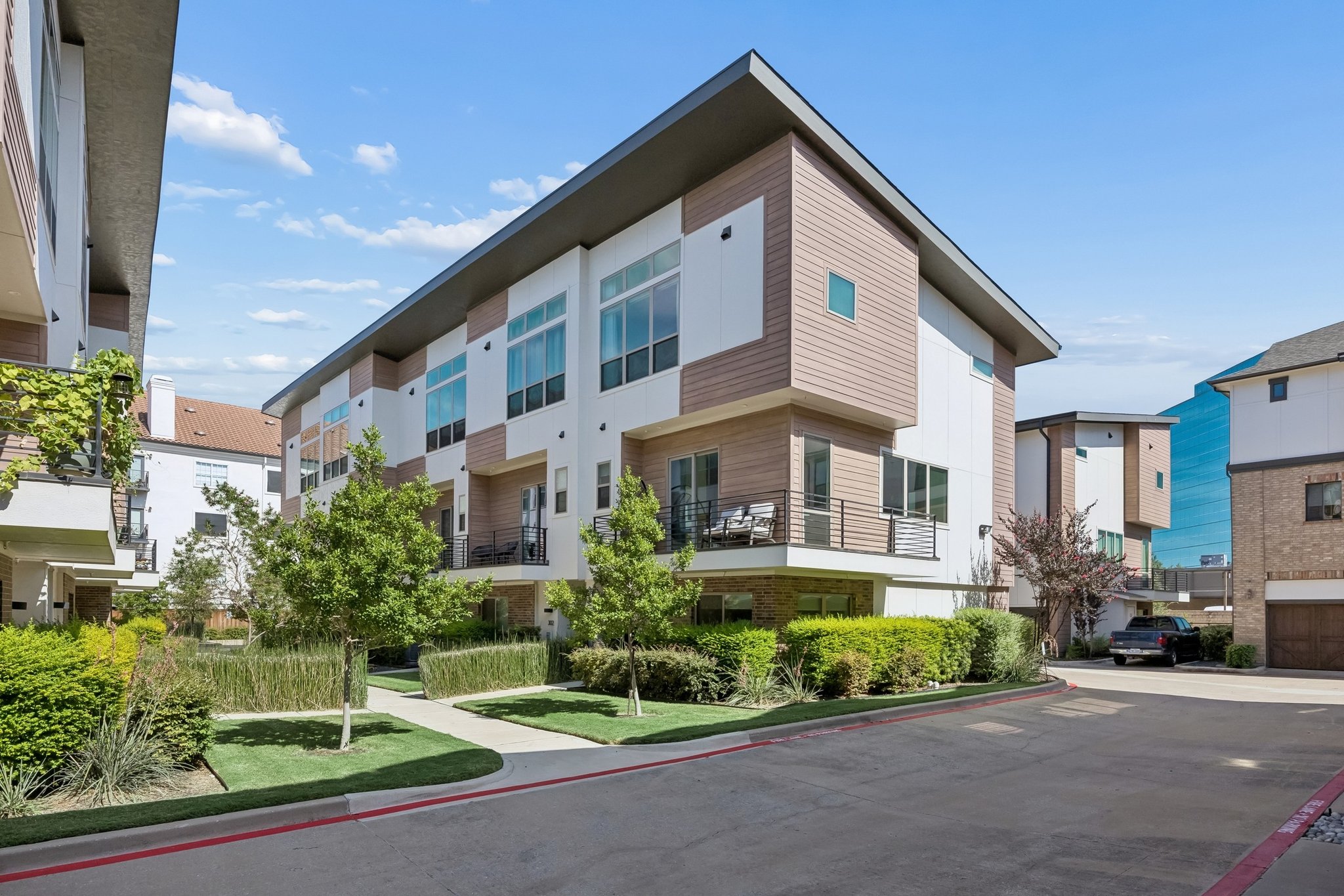 Dallas Townhome: 13900 Noel Rd