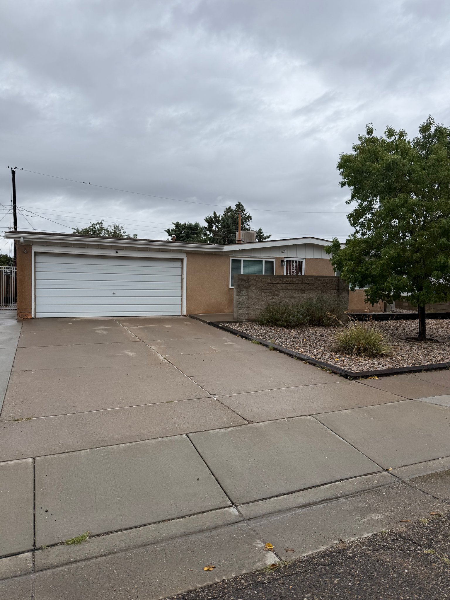 Albuquerque House: 821 Shirley St NE