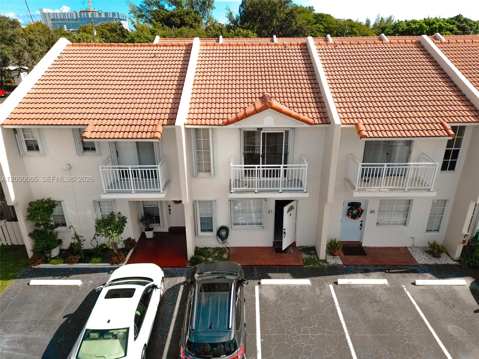 NORTH MIAMI BEACH Condo: 2050 NE 140th St