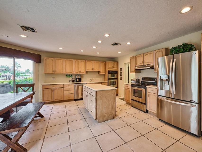 Lighthouse Point House: 2810 NE 48th Court