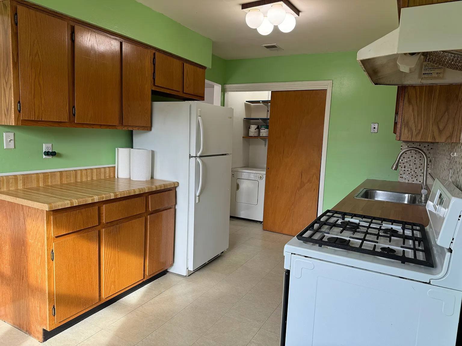 Edison Multiplex: 1524 Raspberry Ct