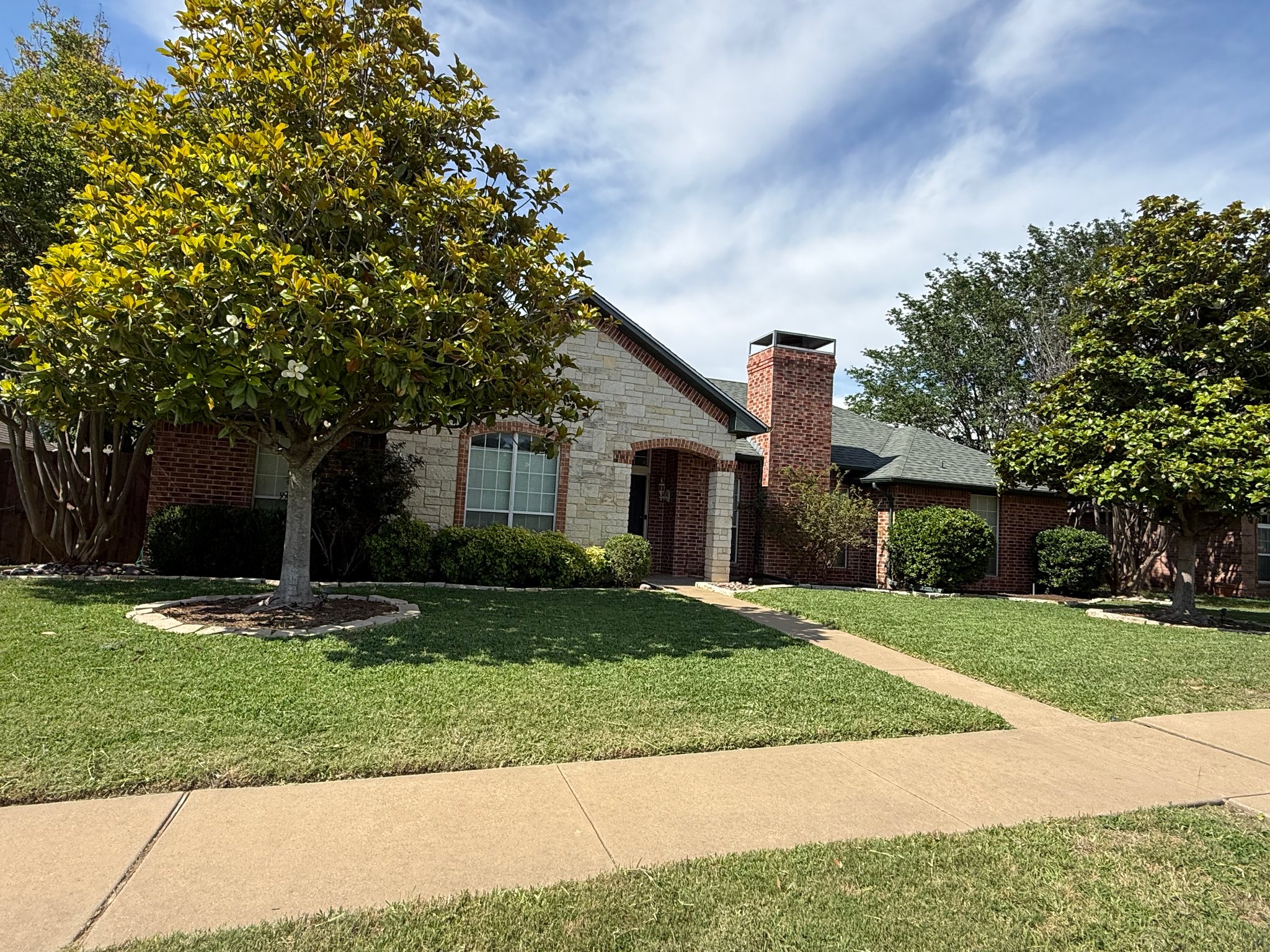 Midlothian House: 201 Lena Ln