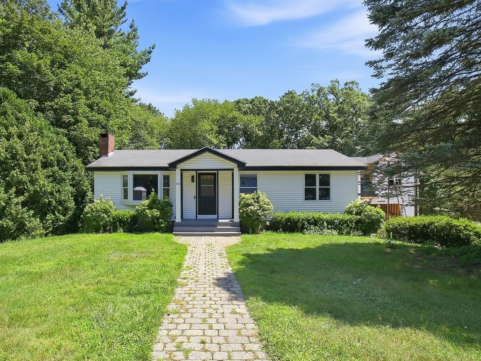 Shrewsbury House: 44-1 Topsfield Cir