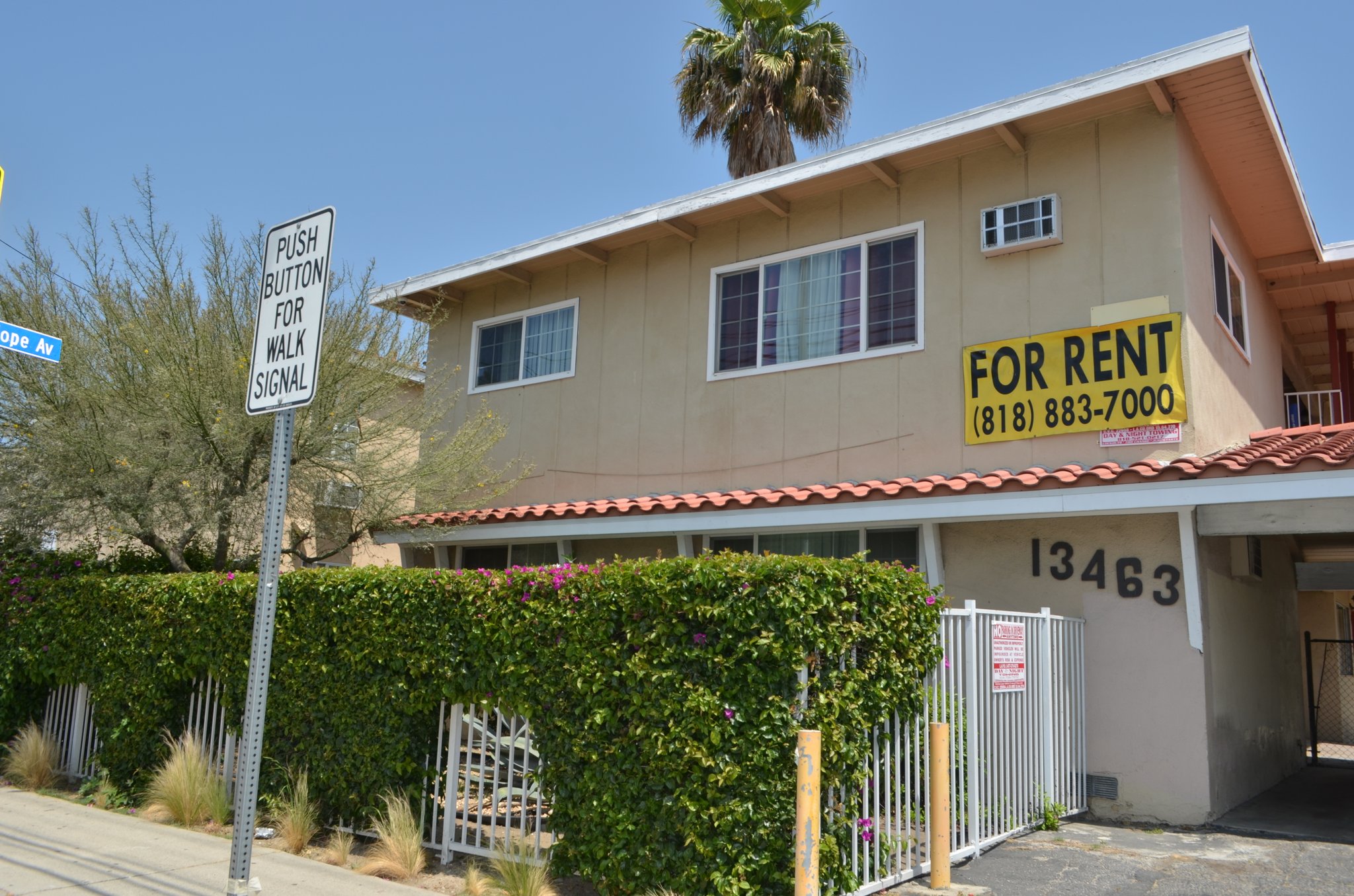 Van Nuys Apartment: 13463 Vanowen St