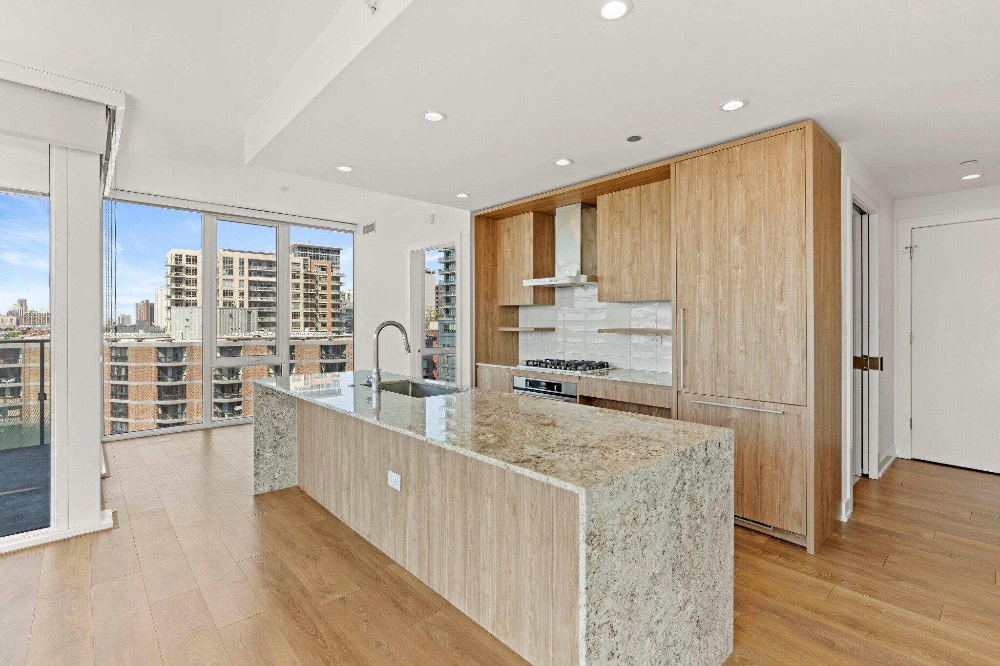 Chicago Condo: 299 W Hill St