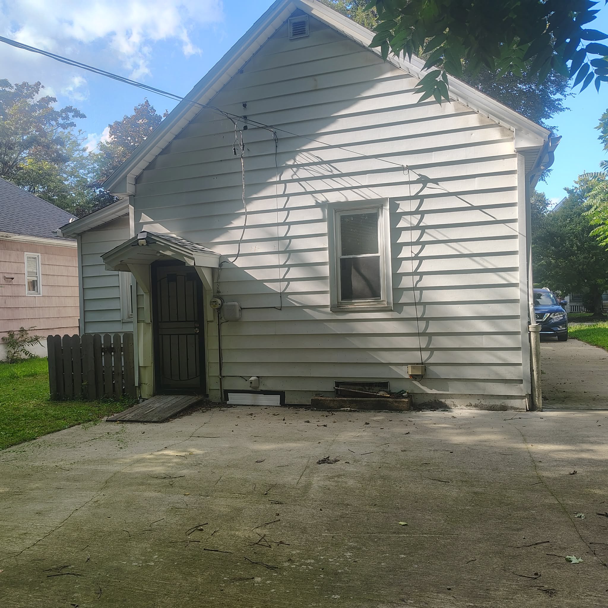 Decatur House: 1175 E Division Street