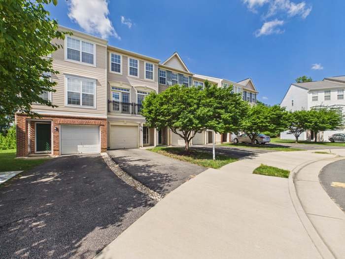 Woodbridge Condo: 15653 John Diskin Cir