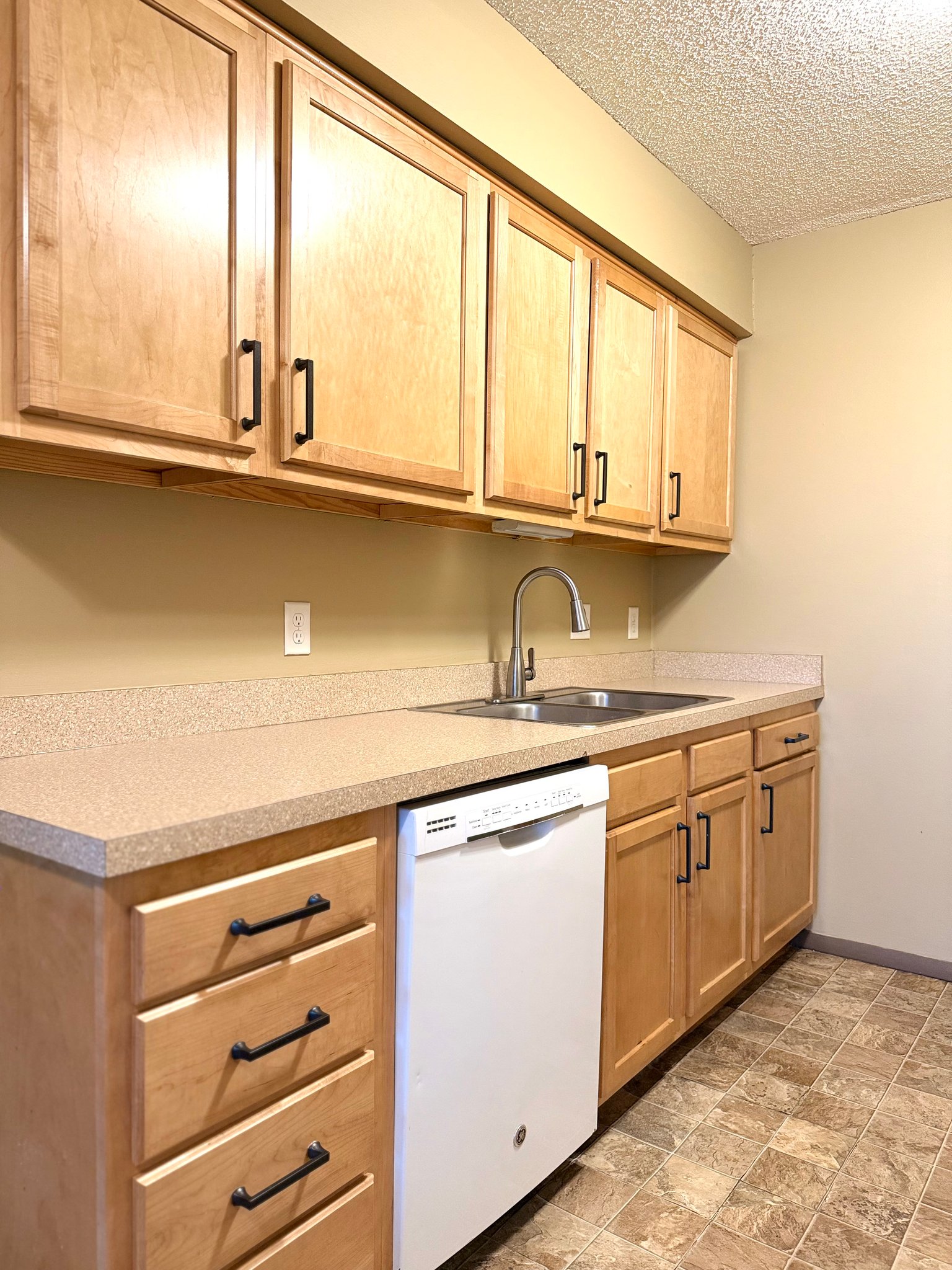 Lincoln Apartment: 1832 knox st