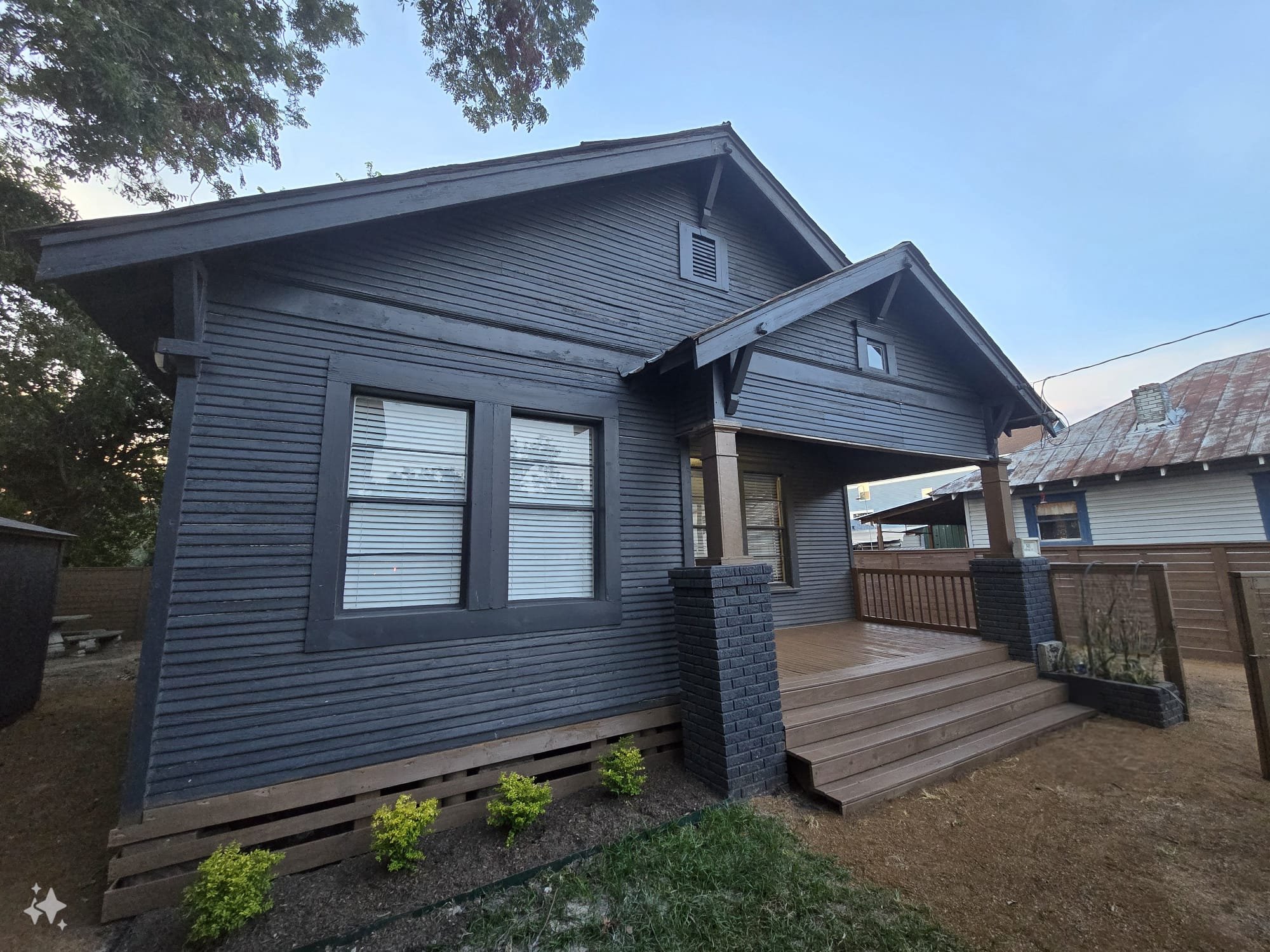 houston House: 301 winnie st