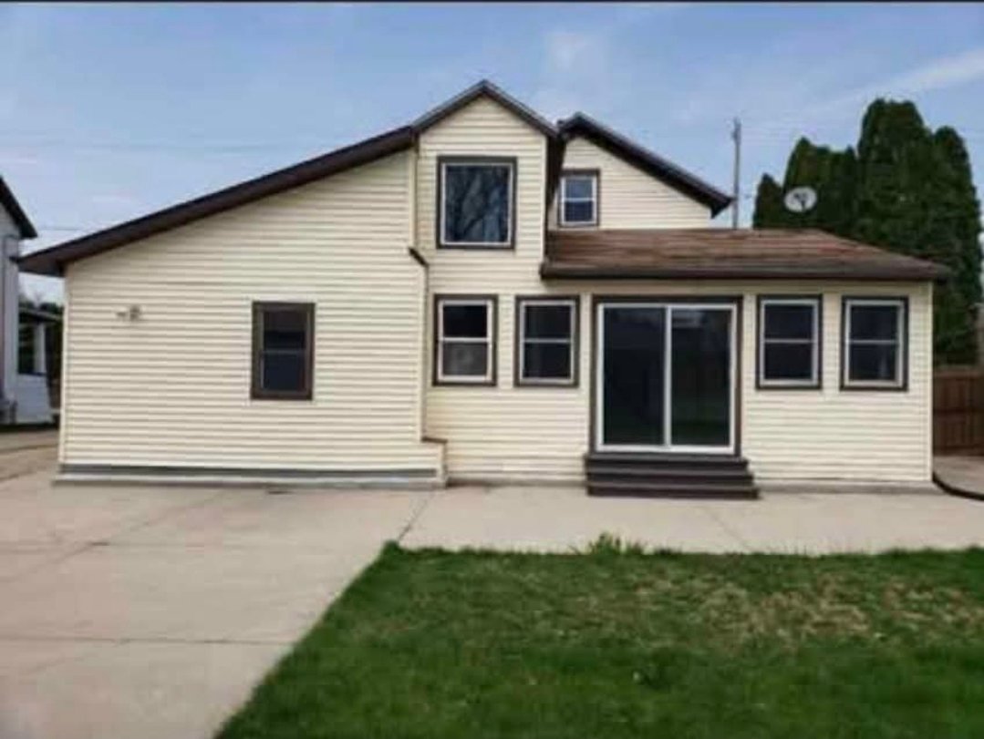 Menasha House: 123 1st St
