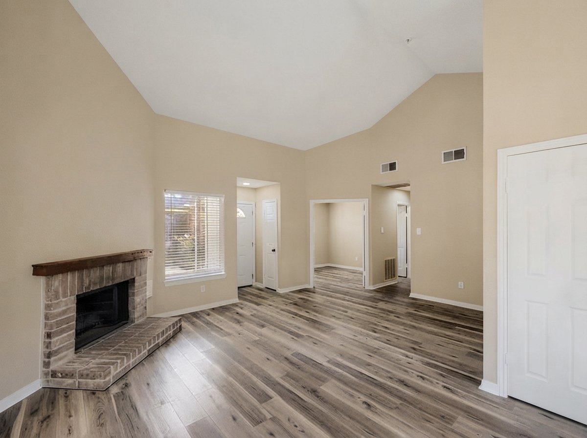 Houston House: 18558 Meadows Way Dr