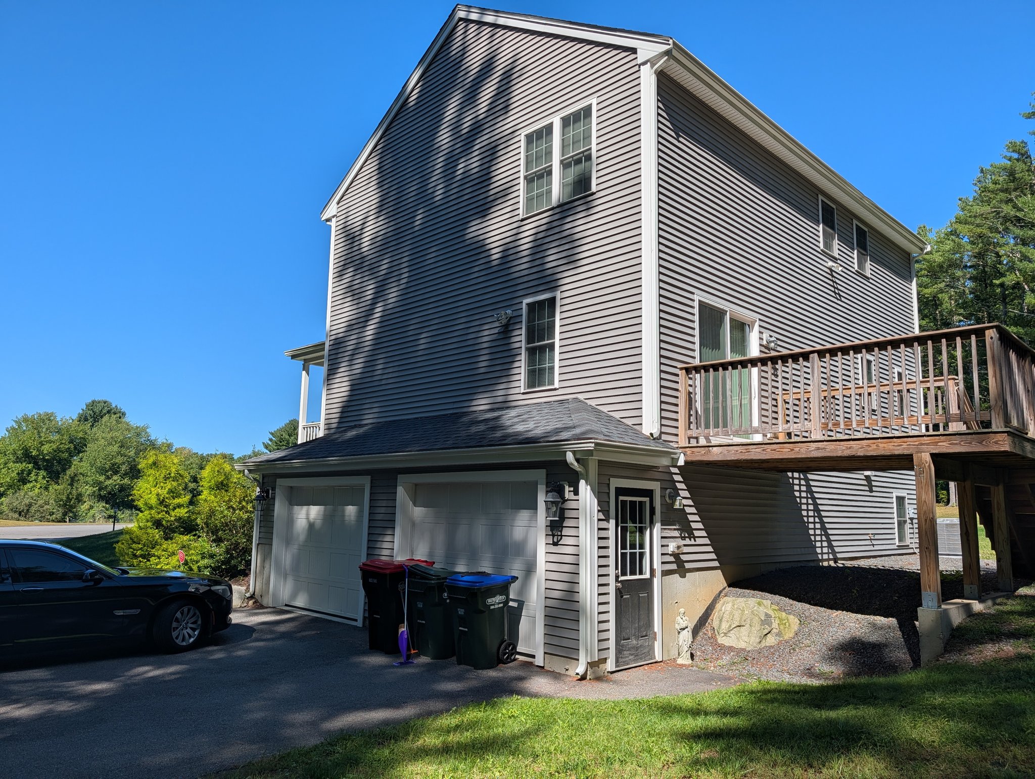 Lakeville House: 10 Shamrock lane