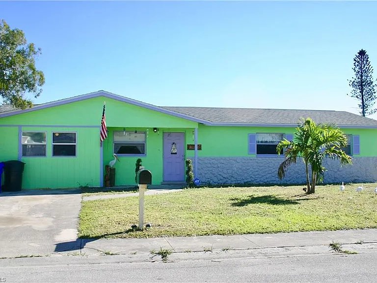 Fort Myers House: 1 E Clermont Ct