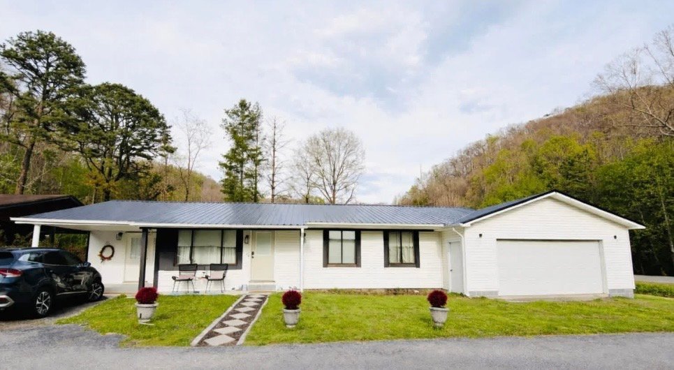 Pikeville House: 10893 Bent Branch Rd