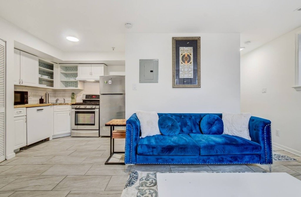 Washington Apartment: 623 5th Street NE