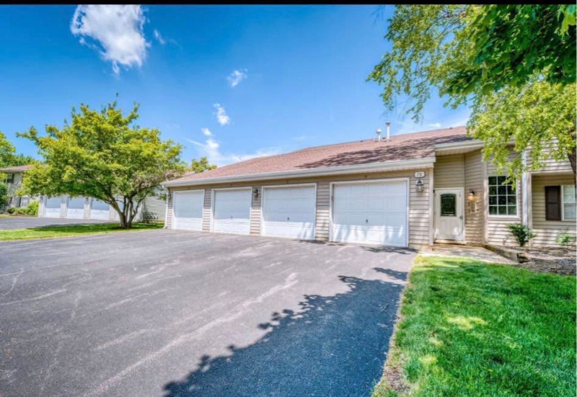 Streamwood Condo: 78 N Victoria lane