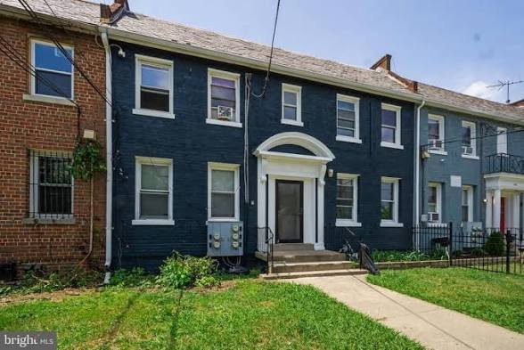 Washington Apartment: 182 36th St NE