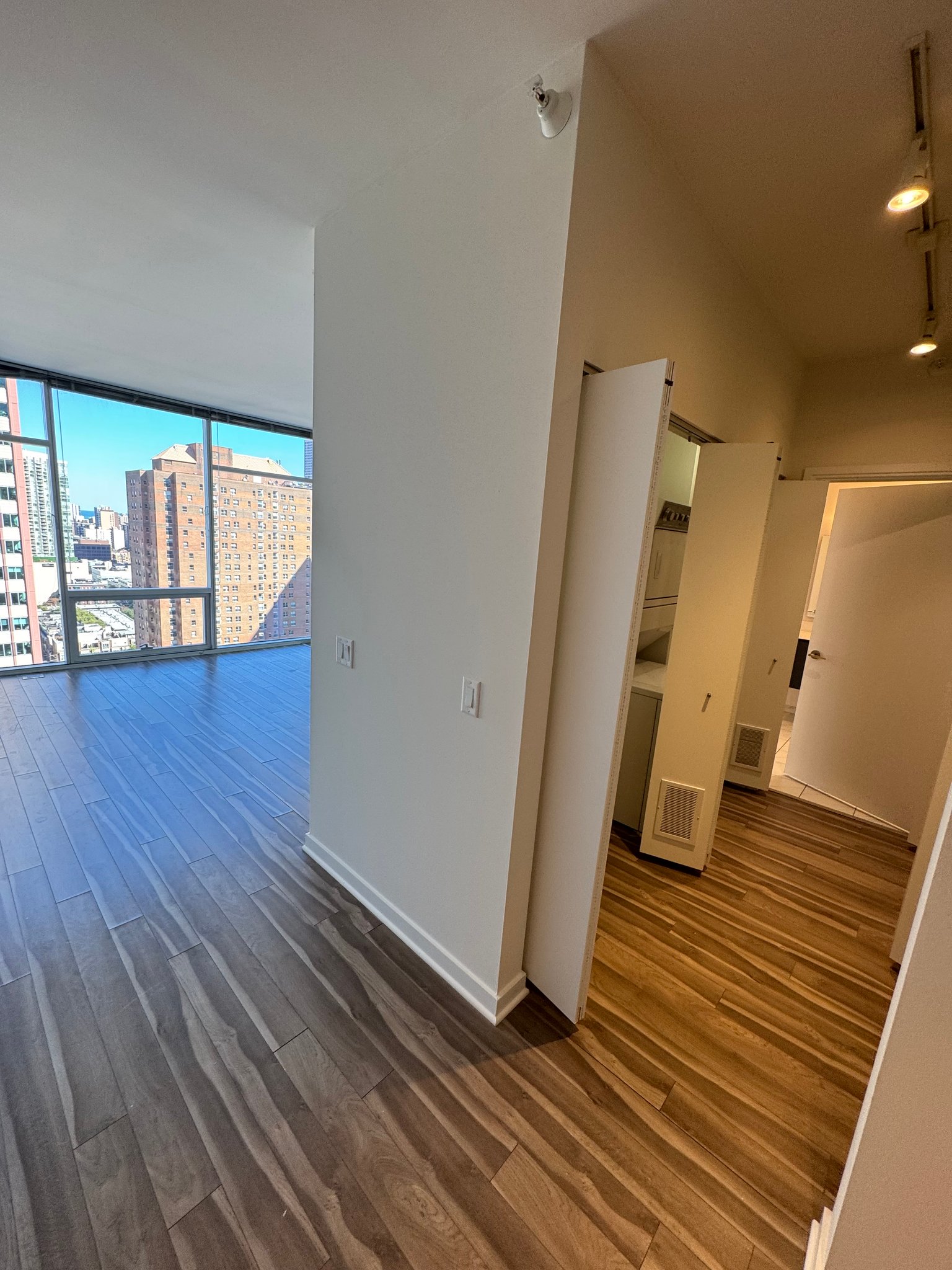 Chicago Condo: 130 W Chicago