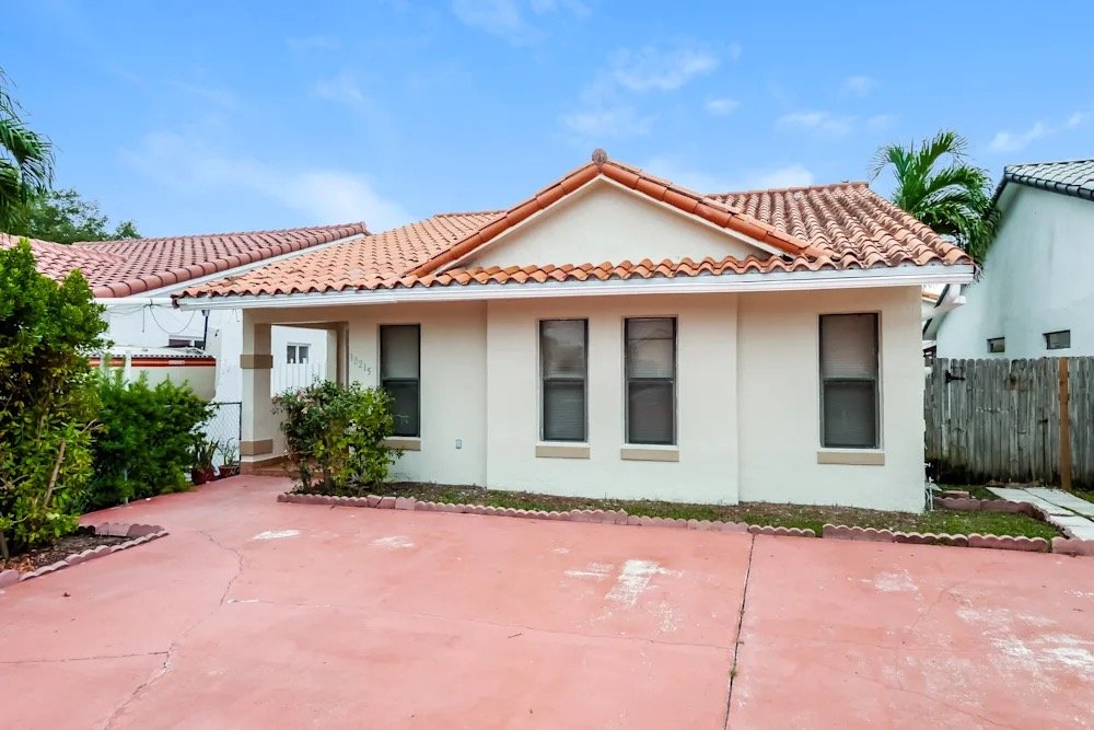 Hialeah House: 10216 NW 126th St