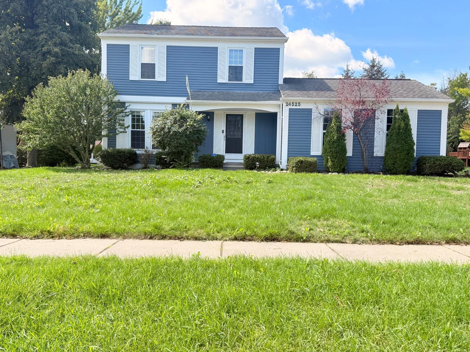 Novi House: 24525 Jamestown rd