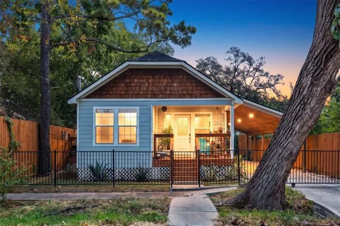 3 Bedroom House – 1710 McKee St, Houston, TX 77009