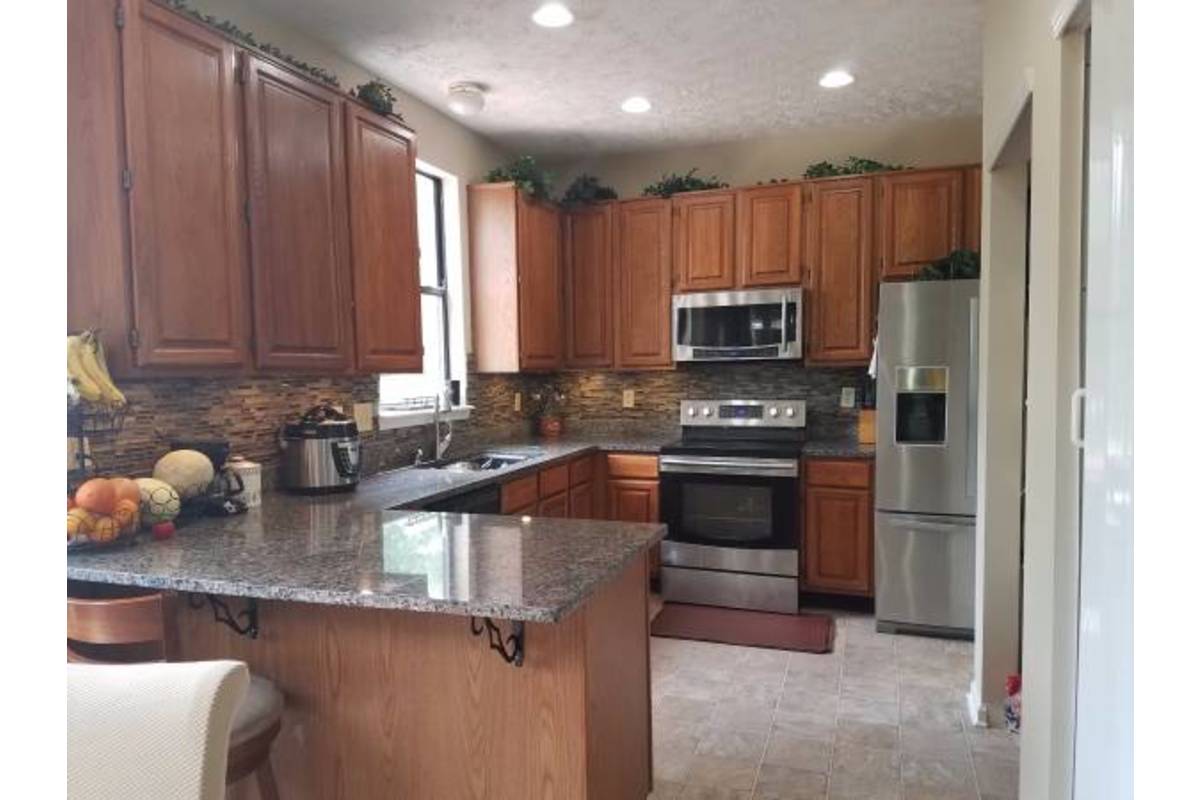 FISHERS House: 8590 LAUREL CT