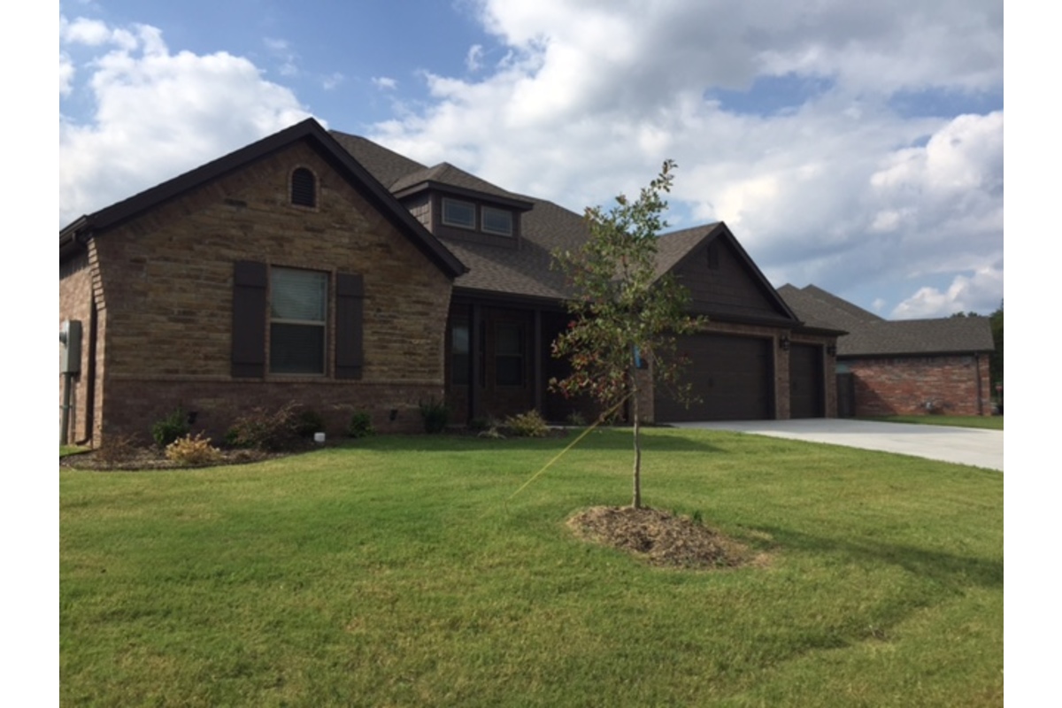 Bentonville House: 1030 Quail Hollow Dr